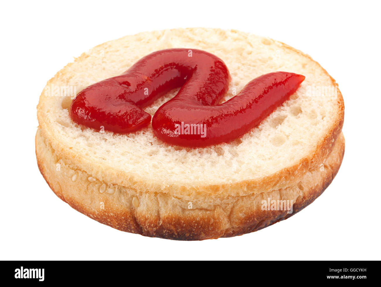 Burger-Brötchen mit Ketchup isoliert auf weiss Stockfoto