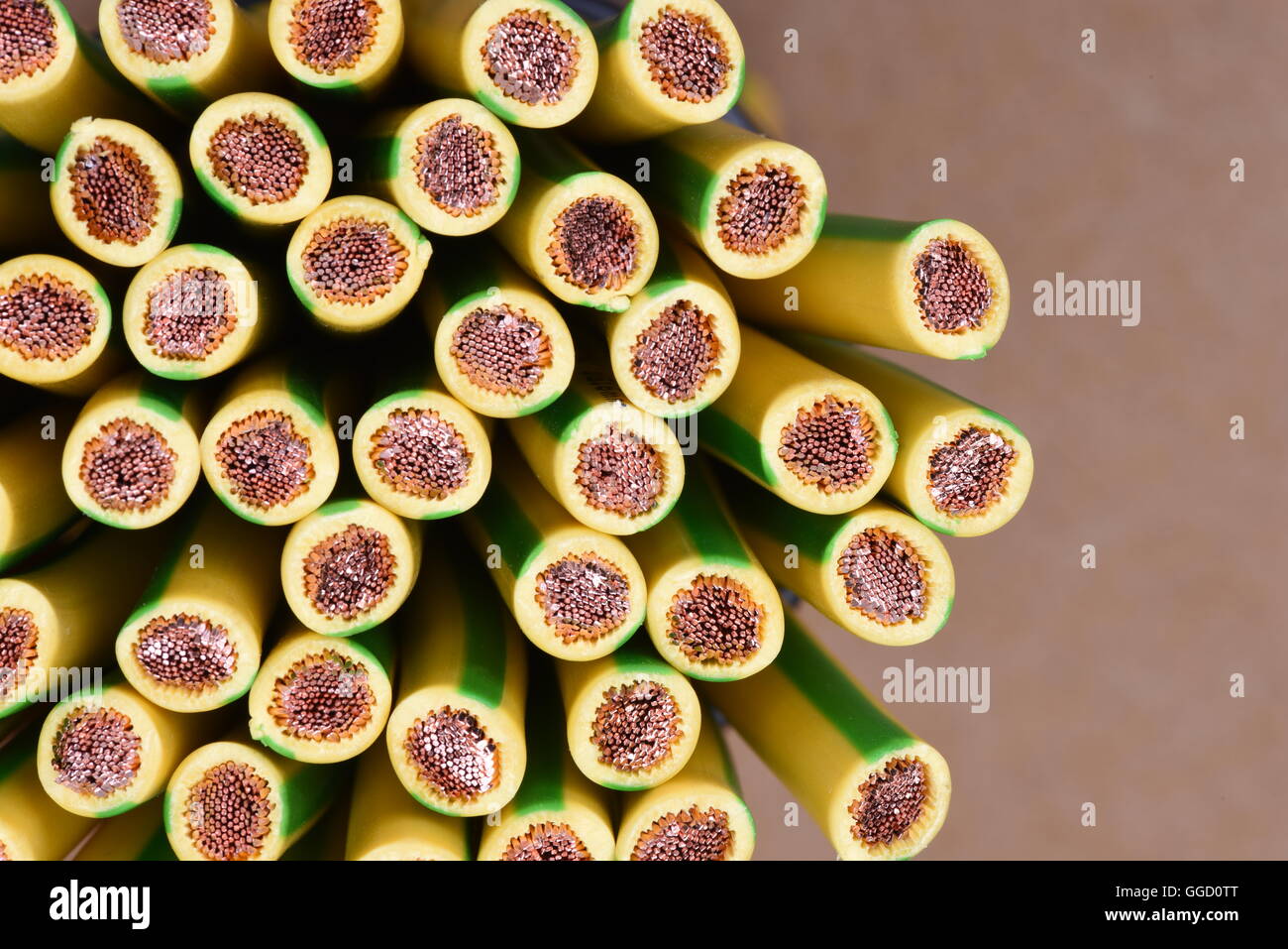 Gruppe von gelben und grünen Erde Kabel closeup Stockfoto