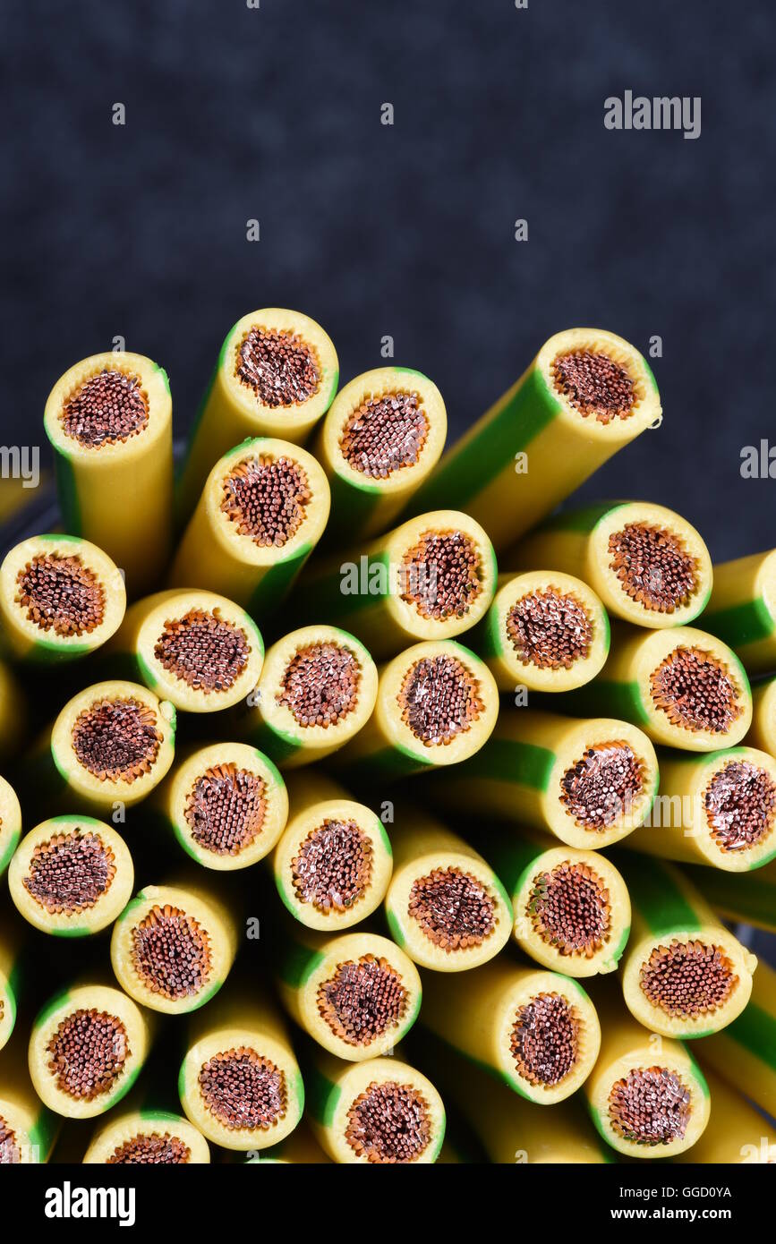 Gruppe von gelben und grünen Erde Kabel closeup Stockfoto