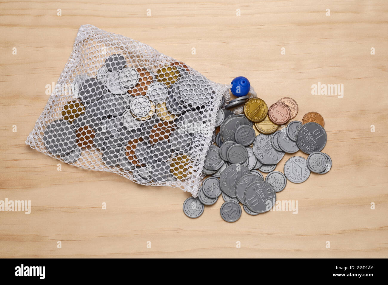 Ein Beutel mit Spielzeug aus Kunststoff UK Sterling Münzen Stockfoto