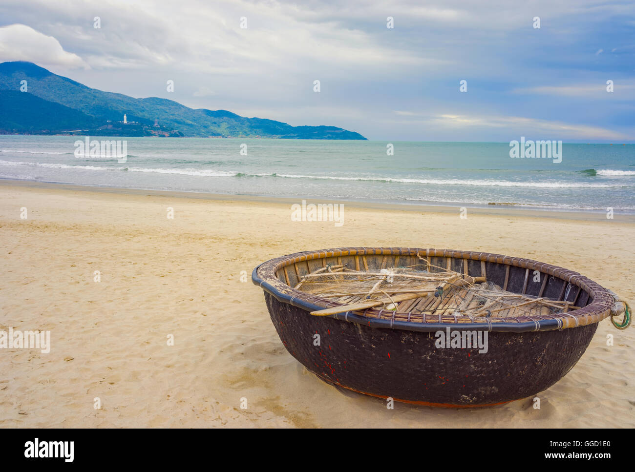 Berge und Bambus wasserdichte Runde Fischerboot am China Beach in Danang in  Vietnam. Es heit auch Non Nuoc Strand. Sdchinesische Meer und Marble  Mountains im Hintergrund Stockfotografie - Alamy