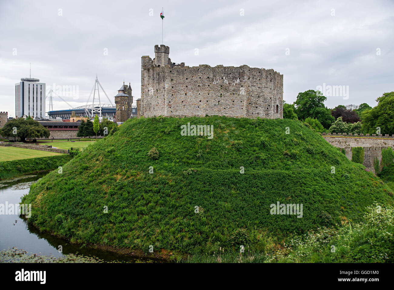Wachturm mit einer Fahne in Cardiff Castle in Cardiff in Wales im Vereinigten Königreich. Cardiff ist die Hauptstadt von Wales. Stockfoto