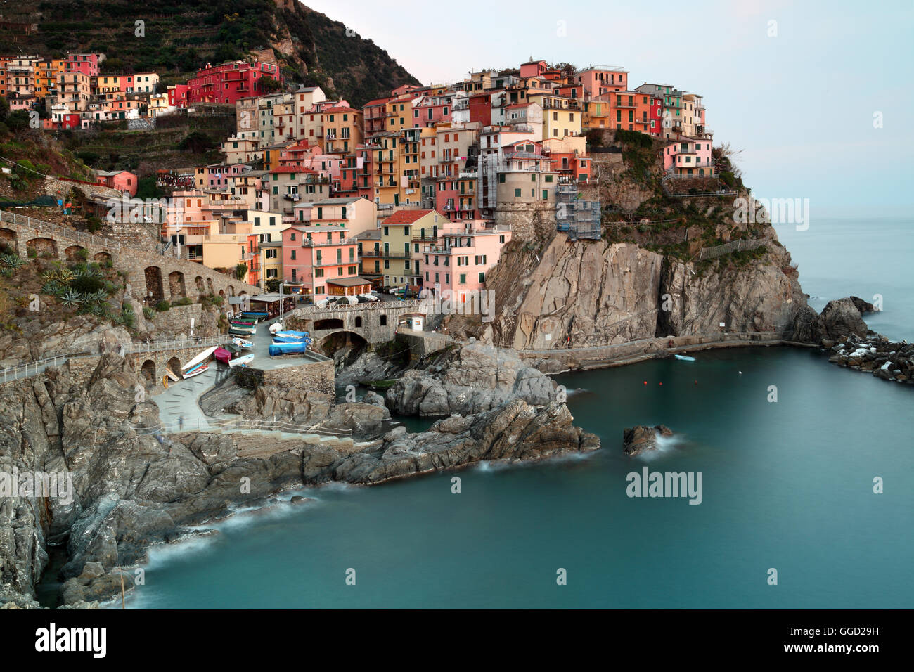 Geographie/Reisen, Manarola bei Dämmerung, Cinque Terre, Italien, Additional-Rights - Clearance-Info - Not-Available Stockfoto