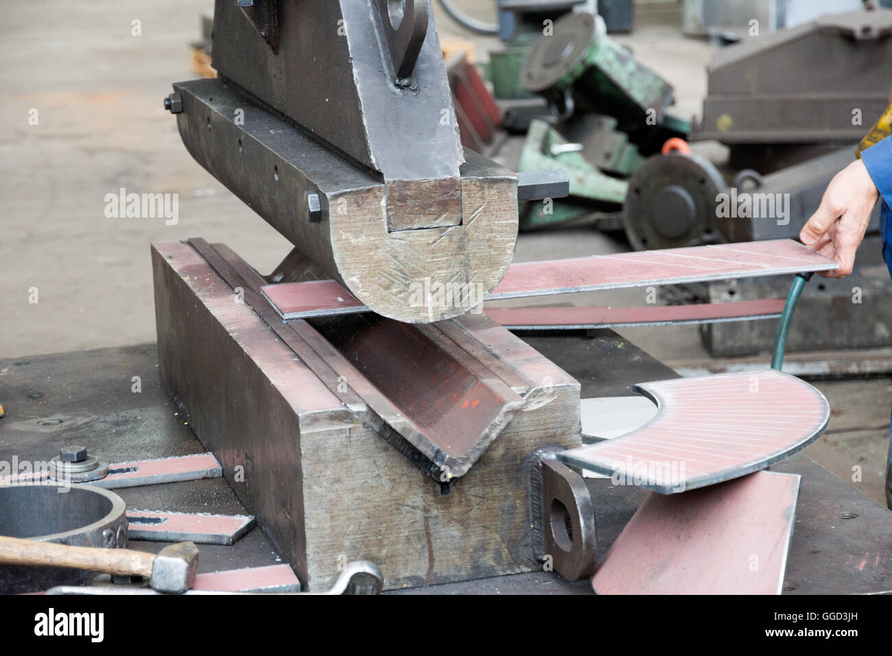 Metall-verbiegende Maschine in einem Schiff Reparatur dock Stockfoto