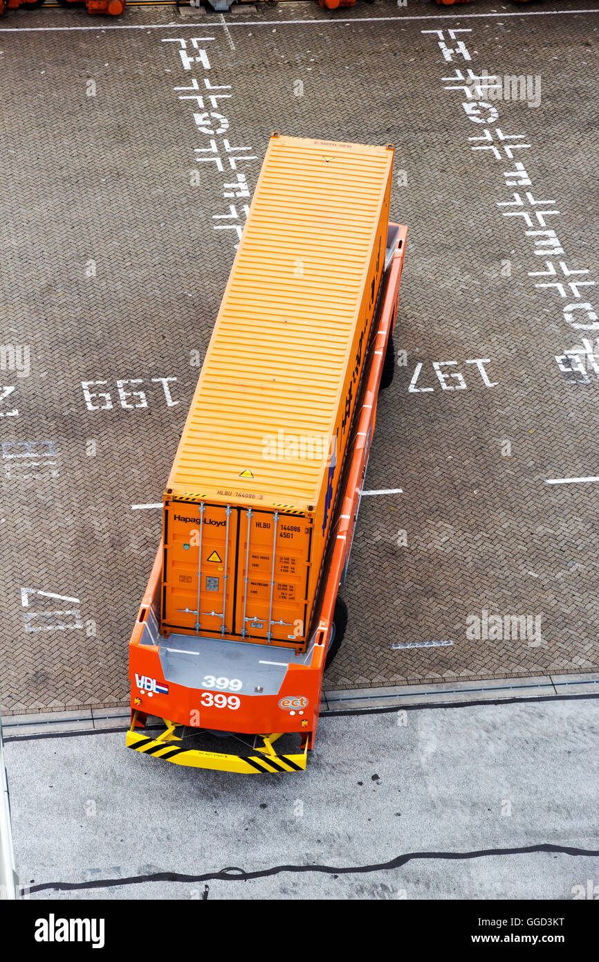 Unbemannte Automated Guided Vehicle mit einem Container im Hafen von Rotterdam Stockfoto