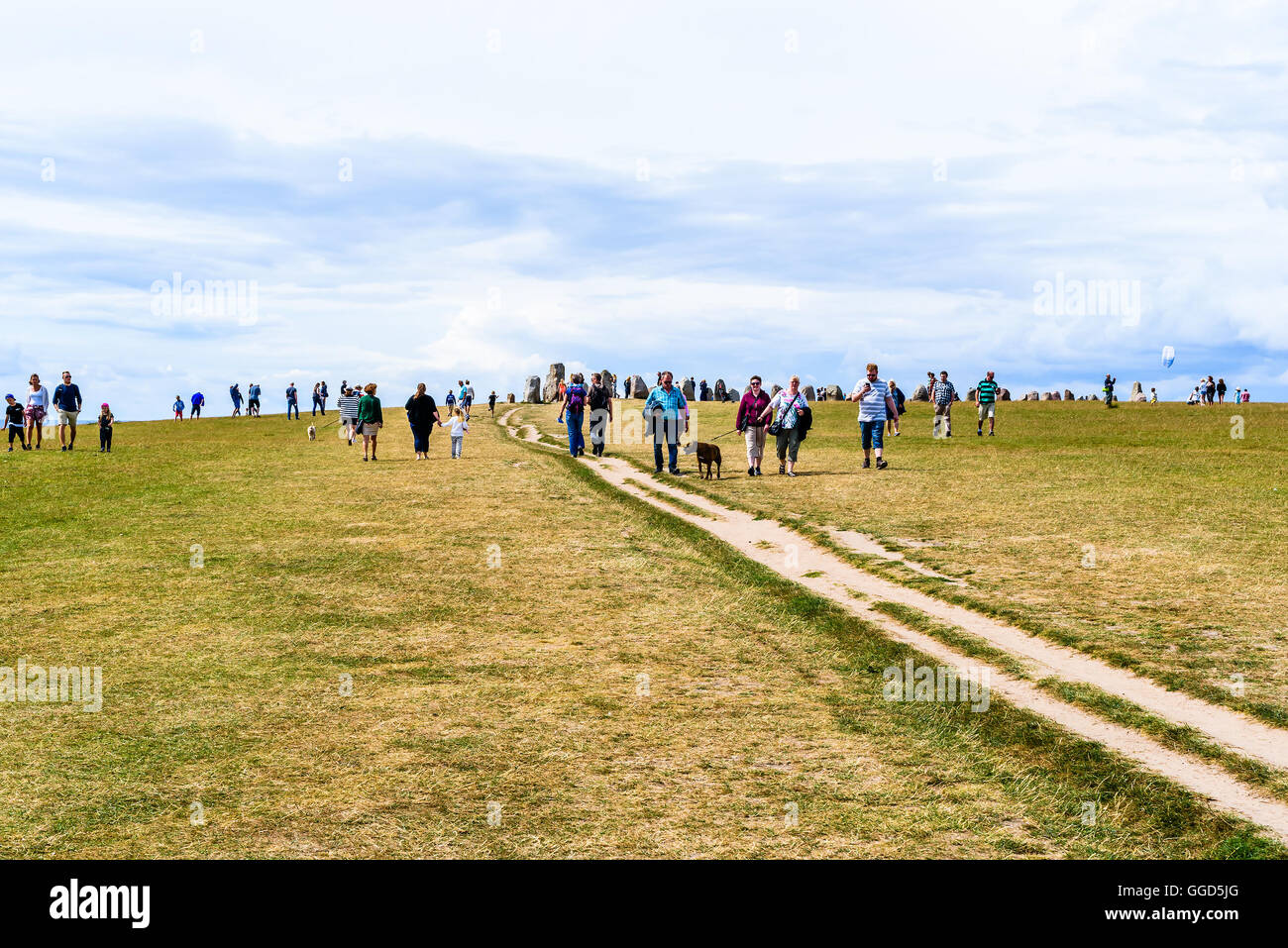 Kaseberga, Schweden - 1. August 2016: Viele Touristen besuchen die alten Stein versenden Ales Steinen. Die öffentlichen megalithischen national Stockfoto