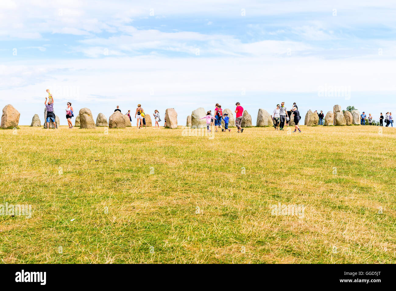 Kaseberga, Schweden - 1. August 2016: Viele Touristen besuchen die alten Stein versenden Ales Steinen. Die öffentlichen megalithischen national Stockfoto