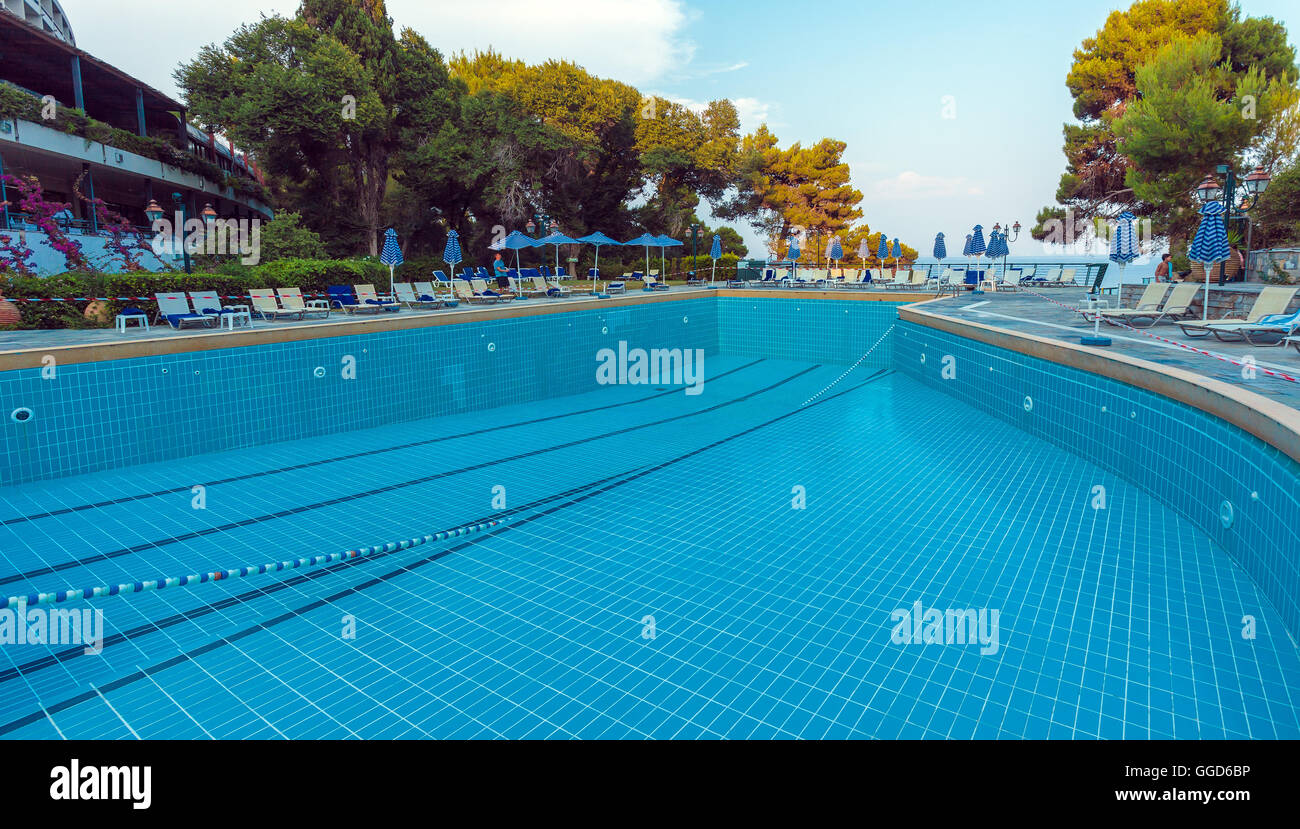 Korfu, Griechenland - 12. Juli 2011: Leeren Swimmingpool des Hotels nach der Reinigung Stockfoto