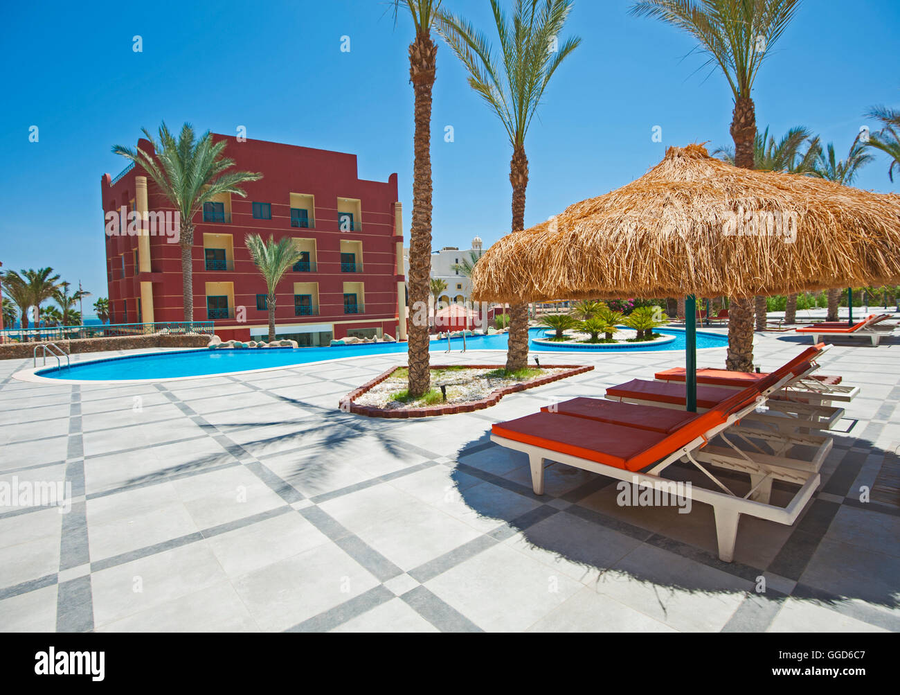 Blick auf den Pool im tropischen Luxus Hotel Resort mit Datum Palmen Stockfoto