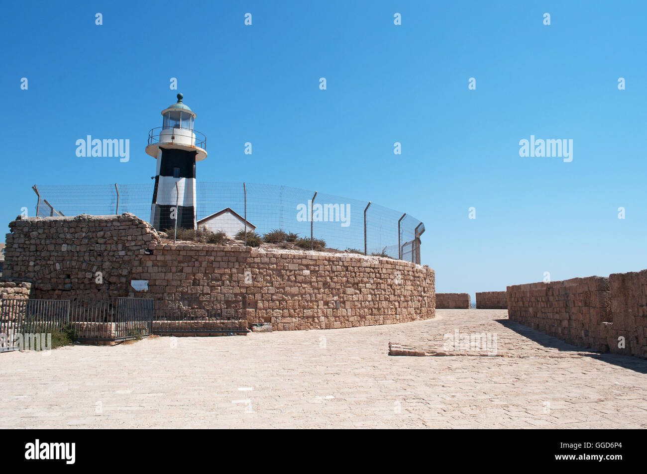 Israel: die Akko, oder Hektar großen Licht, gegründet 1864, ist eine aktive Leuchtturm im Hafen von Akko Stockfoto