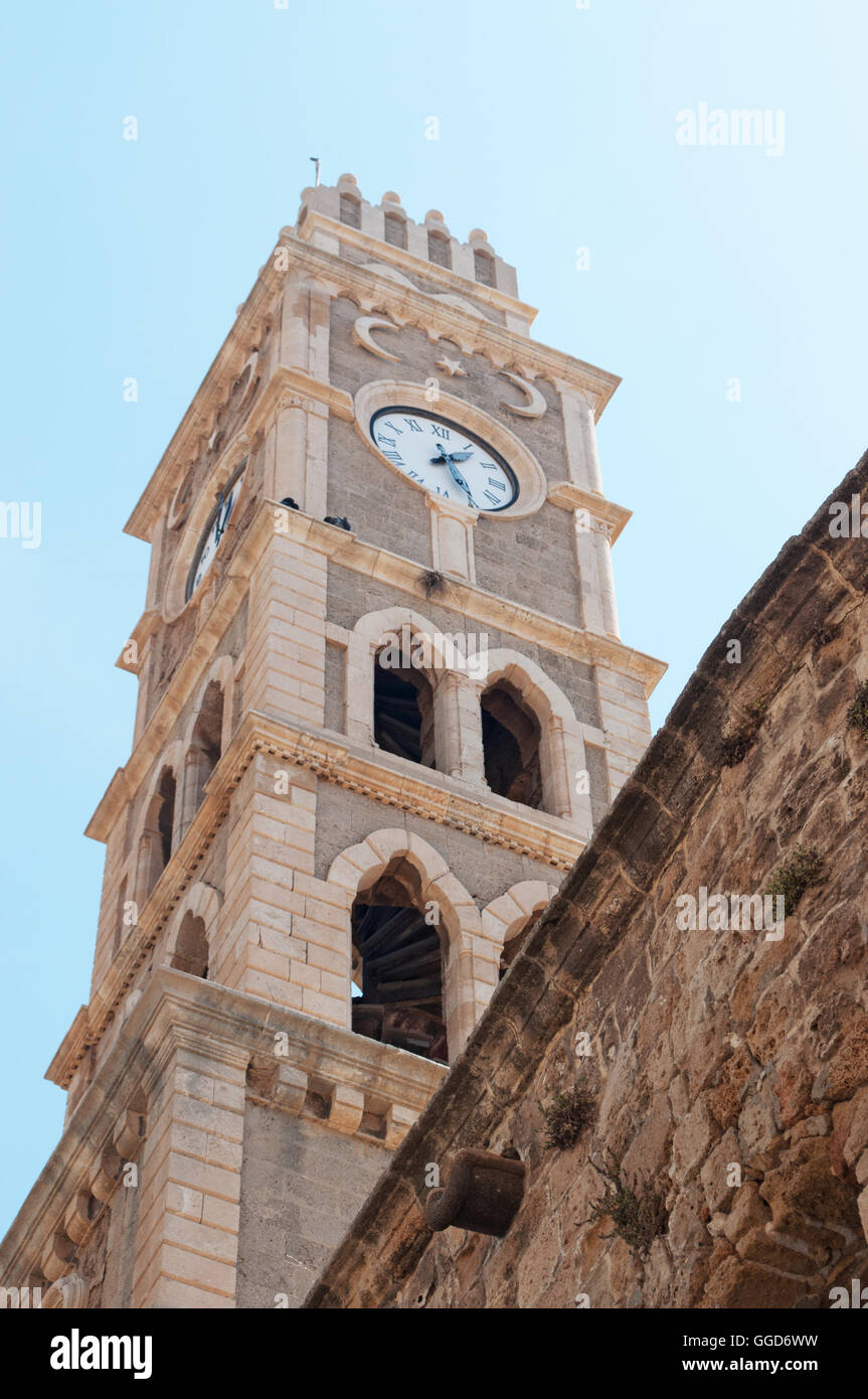 Morgen, Naher Osten: der Glockenturm von Khan al Umdan, die Karawanserei der Säulen oder das Gasthaus der Spalten, die größte Karawanserei in Israel. Stockfoto