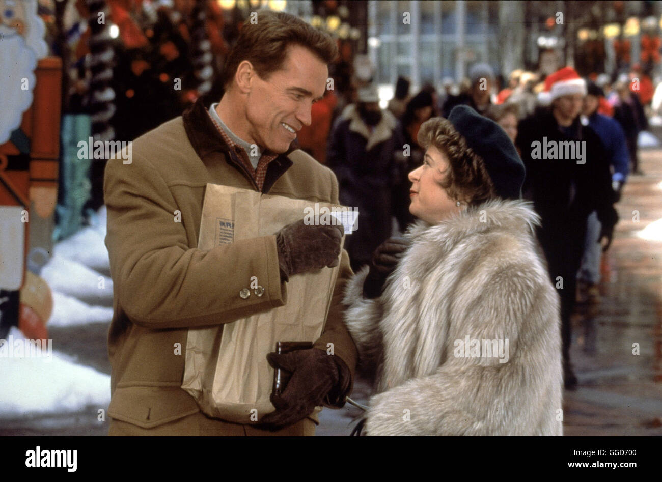 VERSPROCHEN IST VERSPROCHEN / Jingle All The Way USA 1996 / Brian Levant Umm ein Das Heiß Begehrte Spielzeug Zu Kommen, Versucht es Howard (ARNOLD SCHWARZENEGGER) Mit Bestechung. Regie: Brian Levant aka. Jingle All The Way Stockfoto