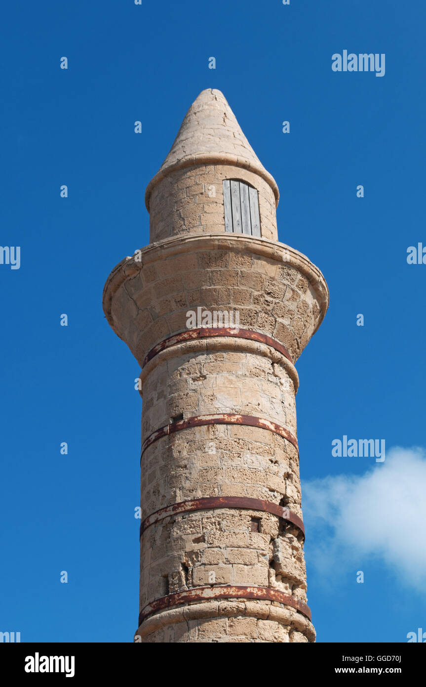 Israel: das Minarett der bosnischen Moschee in der Caesarea National Park, Heimat der Hellenistischen, römischen und Byzantinischen archäologische Funde des Herodes Stadt Stockfoto