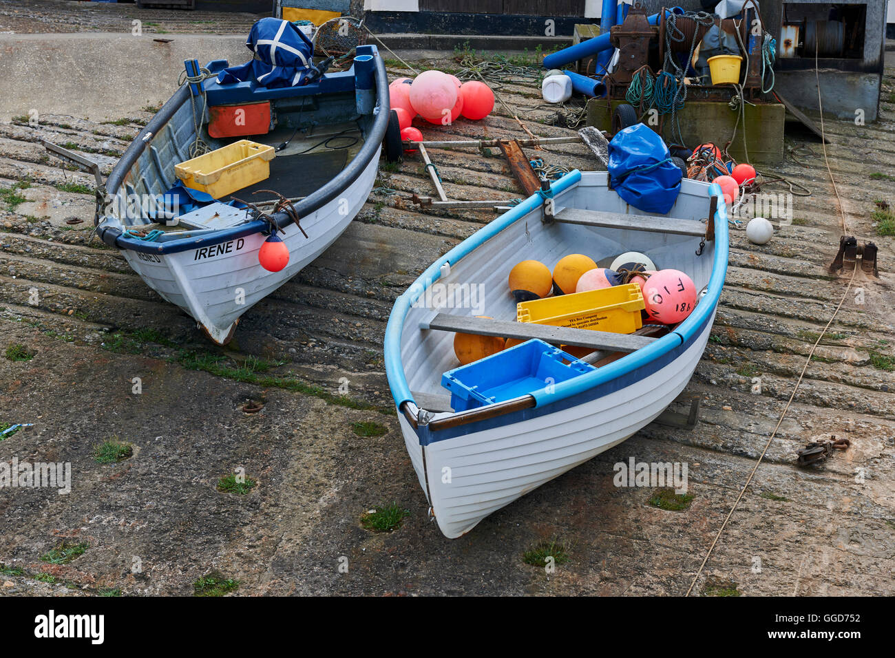 Zwei Fischerboote mit Angelausrüstung beladen, die am Kai in Wells Next to Sea in Norfolk, Großbritannien, festgemacht sind Stockfoto