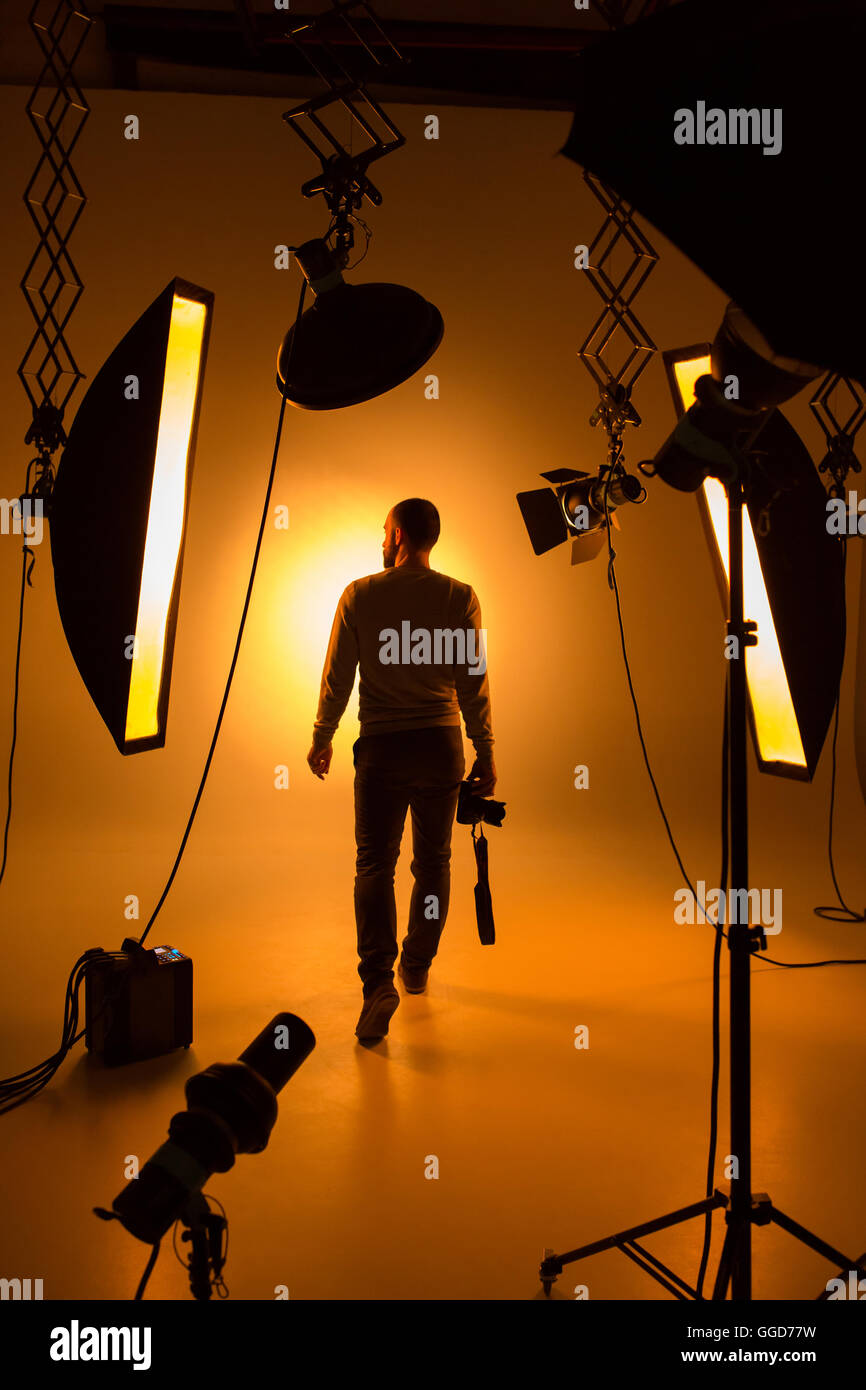 Silhouette der Fotograf und Studio gedreht als Arbeitsplatz Stockfoto