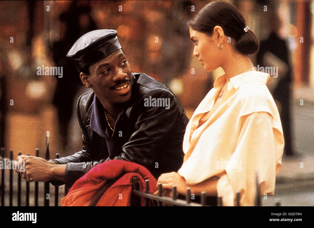 AUF DER SUCHE NACH DEM GOLDENEN Art / The Golden Child USA 1986 / Michael Ritchie EDDIE MURPHY (Chandler Jarrell) Und CHARLOTTE LEWIS (Kee Nang)-Regie: Michael Ritchie aka. Das goldene Kind Stockfoto