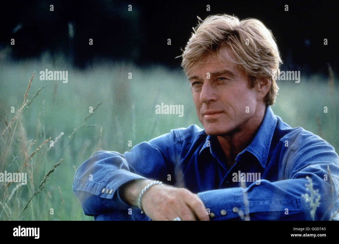 DER PFERDEFlöstERER / The Horse Whisperer USA 1998 / Robert Redford Ein Reitunfall Bringt Das Geordnete Leben der Familie in New Yorker MacLean aus Dem Gleichgewicht. Sterben die 14jährige Grace Trägt fürchtet Körperliche Und Seelische Wunden Davon. Ebenso Ihr Pferd Pilgrim, Das Bösartig Reagiert Und - Wie Grace - Mottoshow Menschen ein Sich Heranläßt. Ihre Mutter Annie Weigert Sich, Pilgrim Töten Zu Lassen. So Setzt Sie Alle Hebel in Bewegung, äh Höhle Besten "Pferdeflösterer" Ausfinding Zu Machen. Sie Stößt Auf Tom Booker (ROBERT REDFORD). Regie: Robert Redford aka. Der Pferdeflüsterer Stockfoto