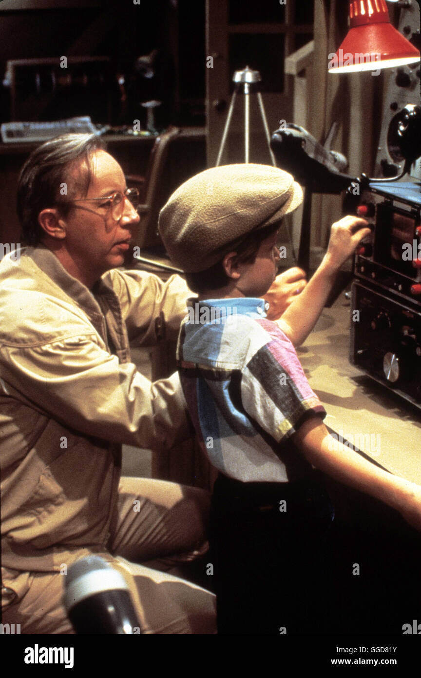 ALF / Auf Verbrecherjagd (Someone To Watch Over me) USA 1987 / Gary Shimokawa Zum Schutz Gegen Einbrecher Wird Eine Verfall Aufgetellt. Da Willie Über Ein Funkgerät Verfügt, Ernennt Man Ihn Zum Anführer. Alf Mischt Natürlich Auf Seine Weise Mit. Bild: Willie (MAX WRIGHT) Und Sohnemann (BENJI GREGORY) Regie: Gary Shimokawa aka. Auf Verbrecherjagd jemand zu Watch Over me Stockfoto