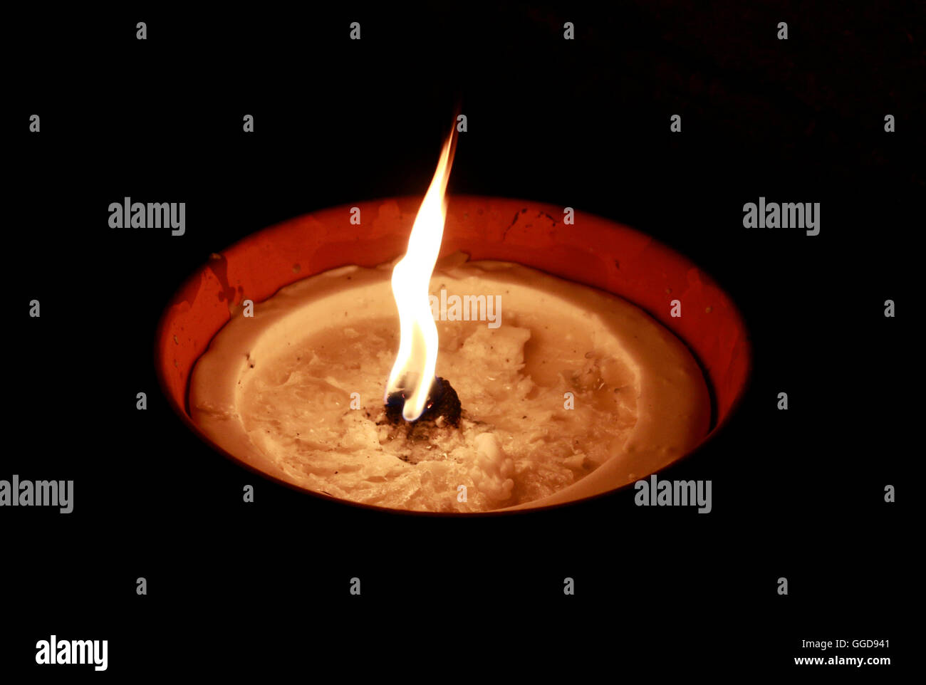 Feuer Feuer Nacht Dunkelheit Kerze Lichtatmosphäre Trauer Mounring Symbol symbolischen Gedenken feuerschale Stockfoto