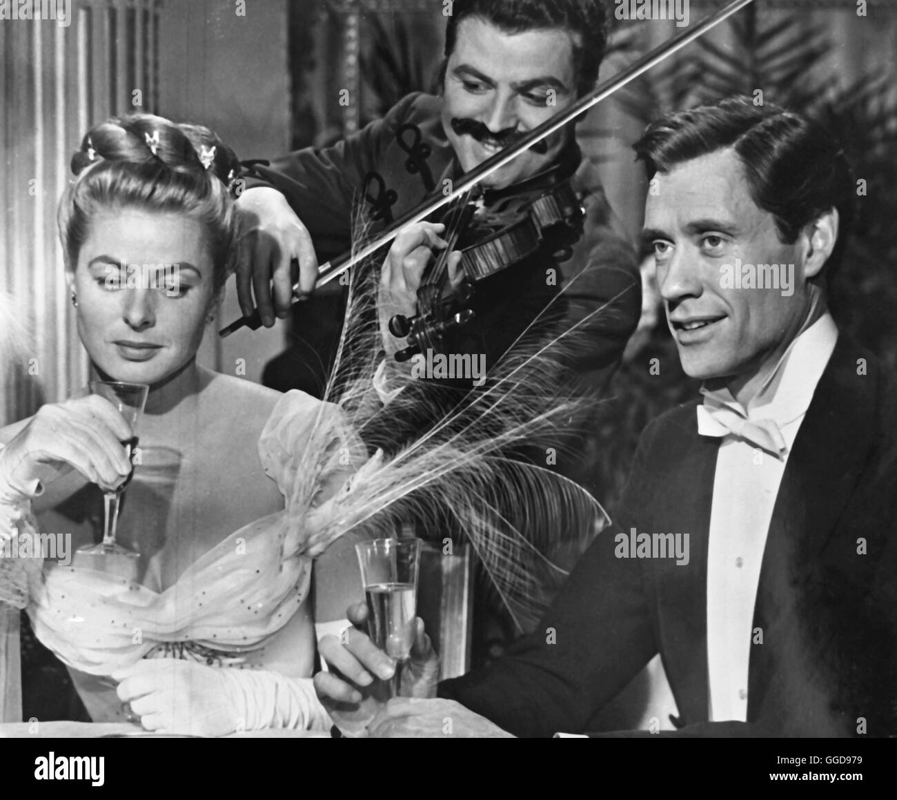 WEISSE MARGERITEN / Elena et Les Hommes / Eliana e Gli Uomini Frankreich/Italien 1956 / Jean Renoir Szene Mit INGRID BERGMAN (Elena Sorokovska), MEL FERRER (Henri de Chevincourt) Regie: Jean Renoir aka. Elena et Les Hommes / Eliana e Gli Uomini Stockfoto