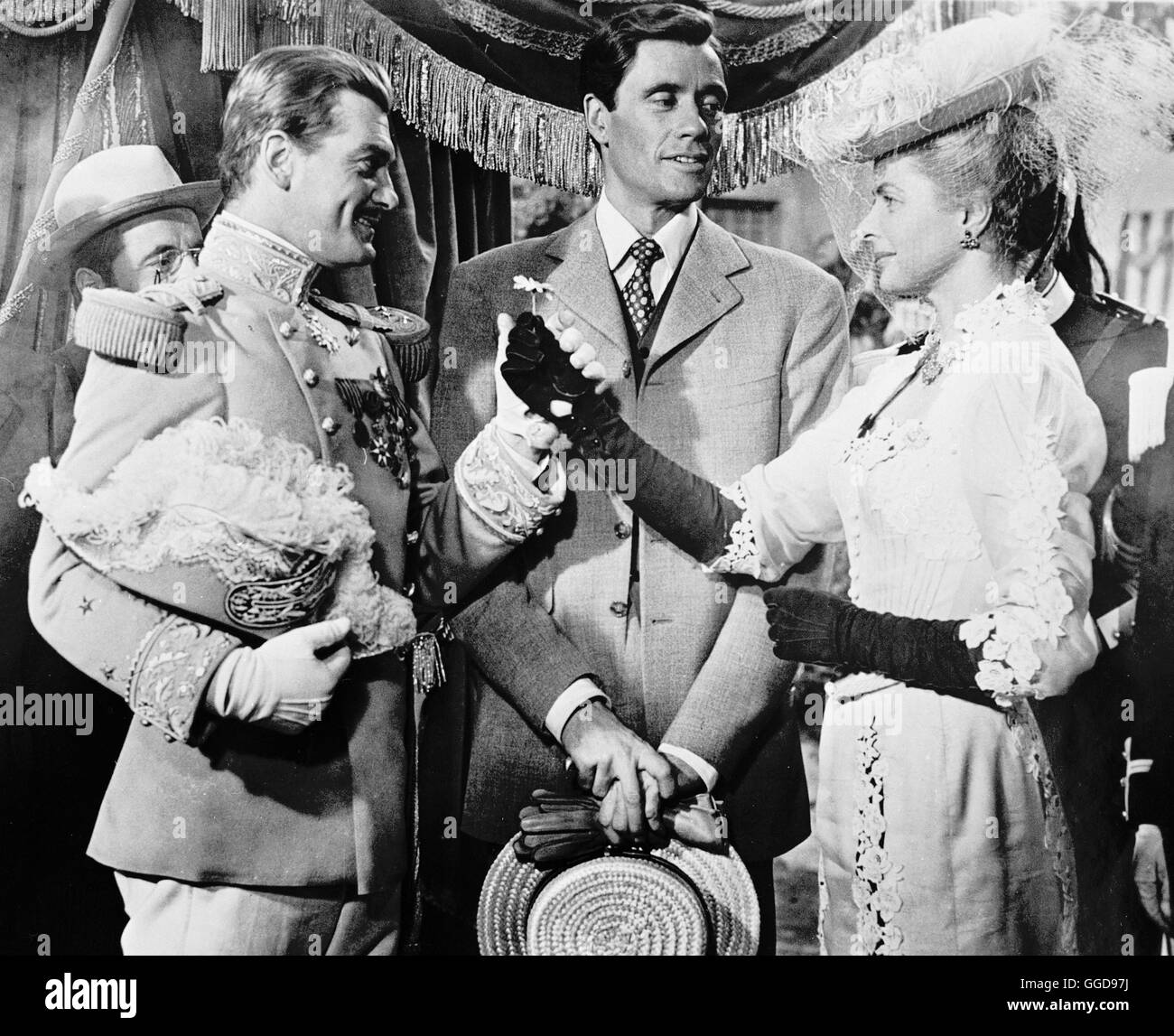 WEISSE MARGERITEN / Elena et Les Hommes / Eliana e Gli Uomini Frankreich/Italien 1956 / Jean Renoir Szene Mit JEAN MARAIS (General Rollan), MEL FERRER (Henri de Chevincourt), INGRID BERGMAN (Elena Sorokovska) Regie: Jean Renoir aka. Elena et Les Hommes / Eliana e Gli Uomini Stockfoto