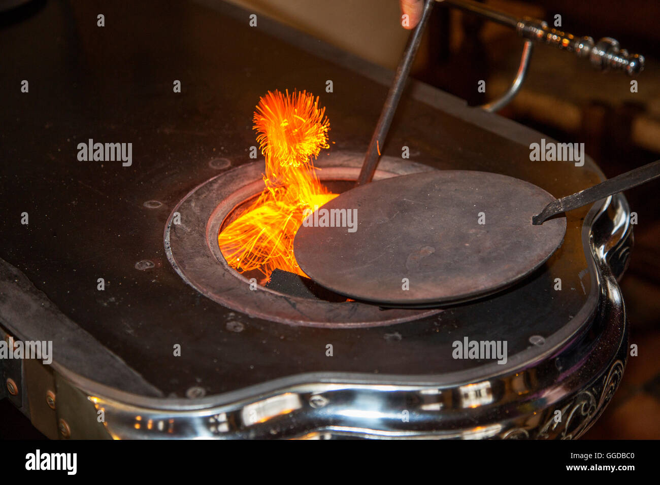 Vintage gusseisernen Kohleofen / Leuvense Stoof, Flammen und Poker Stockfoto