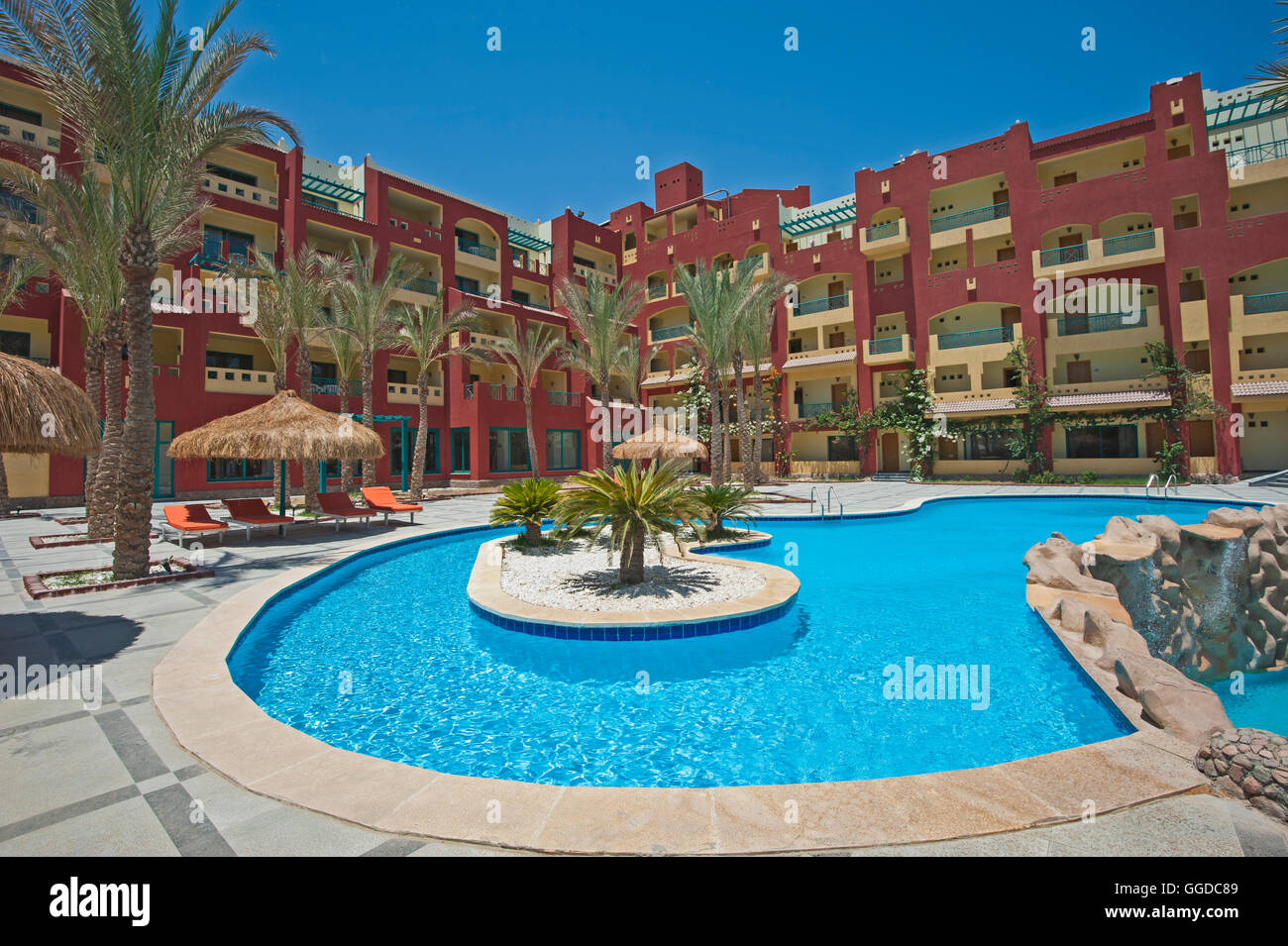 Blick auf den Pool im tropischen Luxus Hotel Resort mit Datum Palmen Stockfoto