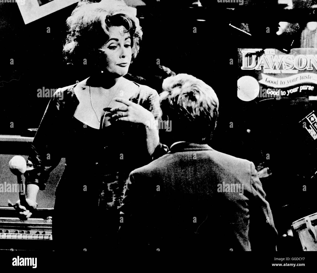 WER HAT ANGST VOR VIRGINIA WOOLF? / Wer hat Angst vor Virginia Woolf? USA 1966 / Mike Nichols Szene Mit GEORGE SEGAL (Nick), ELIZABETH TAYLOR (Martha) Regie: Mike Nichols aka. Wer hat Angst vor Virginia Woolf? Stockfoto