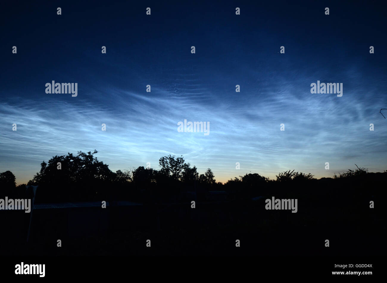 Nachtwolken aus Dänemark im Juli gesehen. Diese Wolken sind in sehr großer Höhe und sind von der Sonne in der Nacht beleuchtet Stockfoto