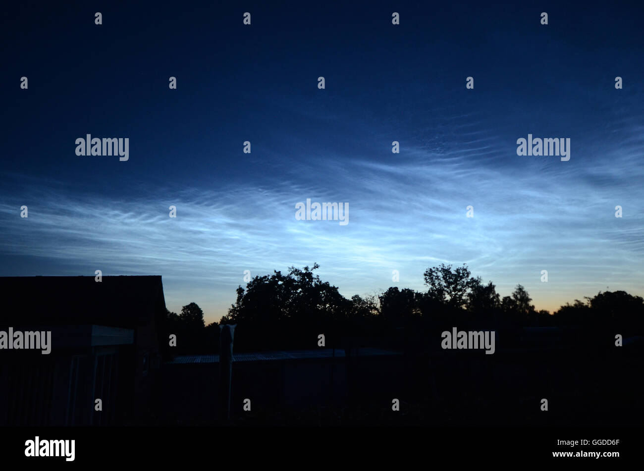 Nachtwolken aus Dänemark im Juli gesehen. Diese Wolken sind in sehr großer Höhe und sind von der Sonne in der Nacht beleuchtet Stockfoto