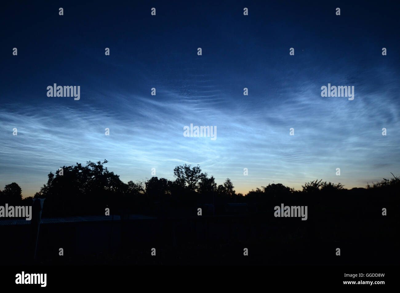 Nachtwolken aus Dänemark im Juli gesehen. Diese Wolken sind in sehr großer Höhe und sind von der Sonne in der Nacht beleuchtet Stockfoto