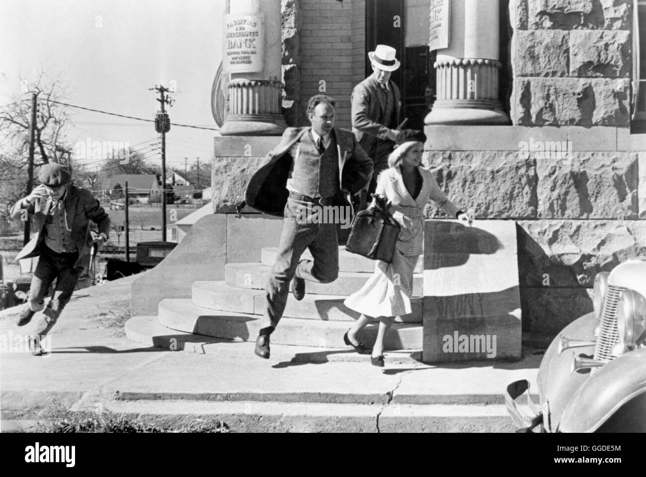 BONNIE UND CLYDE / Bonnie und Clyde USA 1967 / Arthur Penn Die Abenteuerliche Geschichte des Gangsterpärchens Bonnie Parker (FAYE DUNAWAY) und Clyde Barrow (WARREN BEATTY), die Den Amerikanischen Südwesten in Den 20er Jahren in Angst und Schrecken Versetzen, Endet Tragisch... Regie: Arthur Penn aka. Bonnie und Clyde Stockfoto