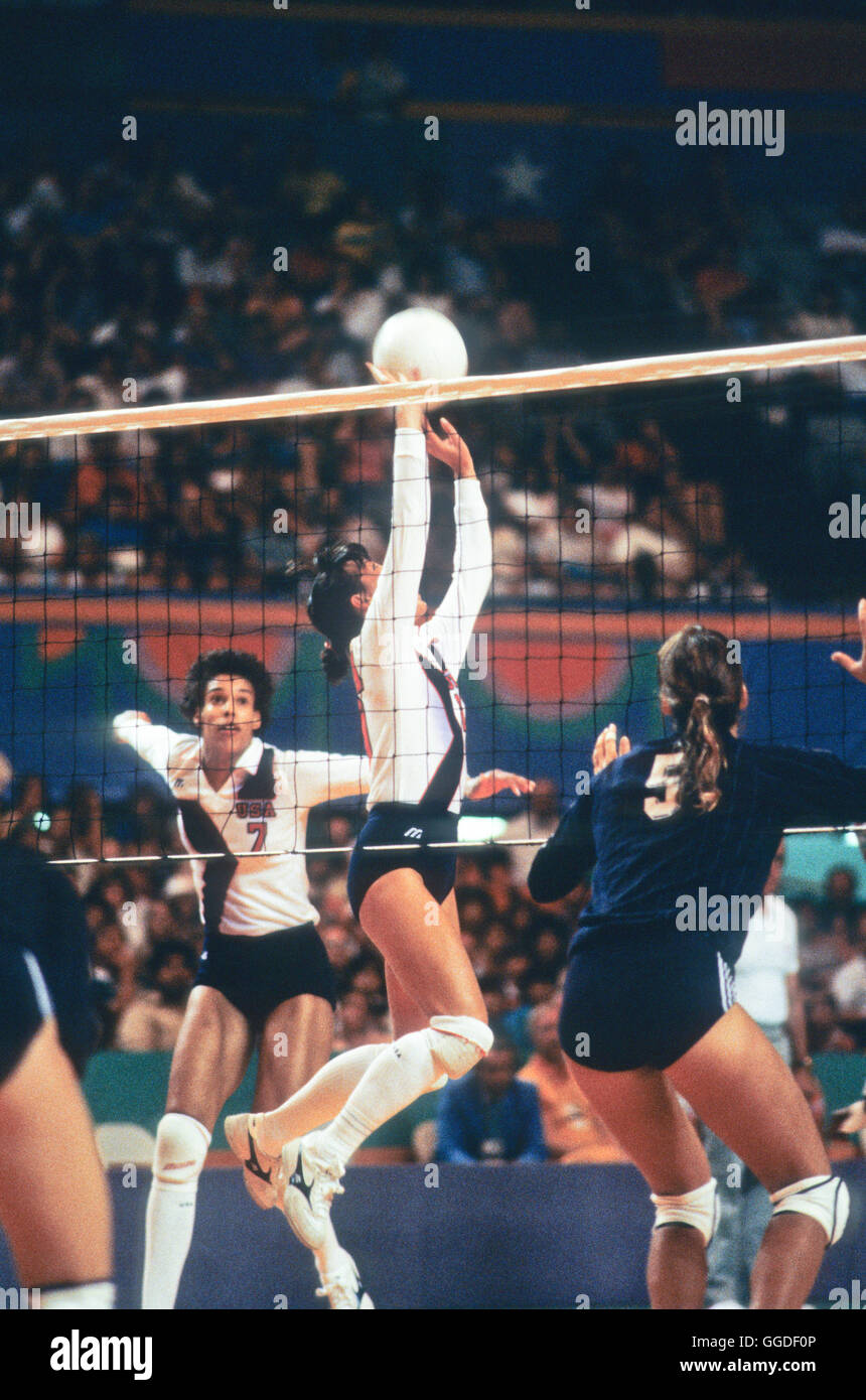 #7 Hyman, #10 Debbie Green, USA 1984 Olympischen Volleyball Frauenmannschaft, in Aktion beim Spiel in der Long Beach Arena, Long Beach, Kalifornien Stockfoto