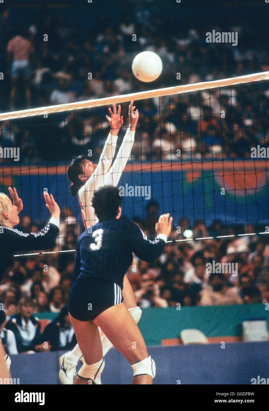 #10 Debbie Green, USA 1984 Olympischen Volleyball Frauenmannschaft, in Aktion beim Spiel in der Long Beach Arena, Long Beach, Kalifornien Stockfoto