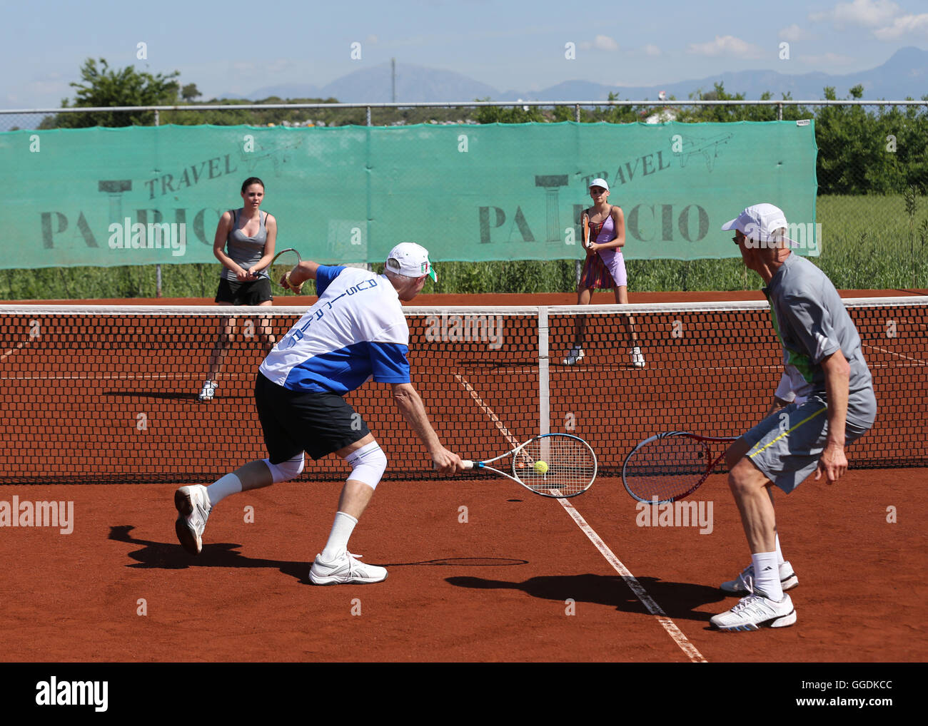 Tennis-Doppel-Match auf Sandplatz Stockfoto