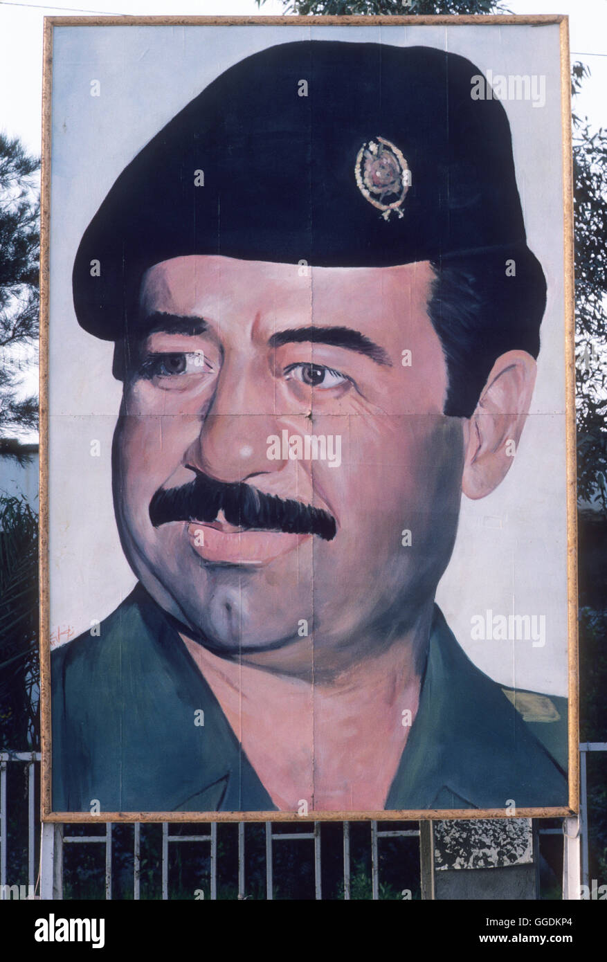 Saddam Hussein Porträt Bagdad Irak in Militäruniform 1984 1980er HOMER SYKES Stockfoto