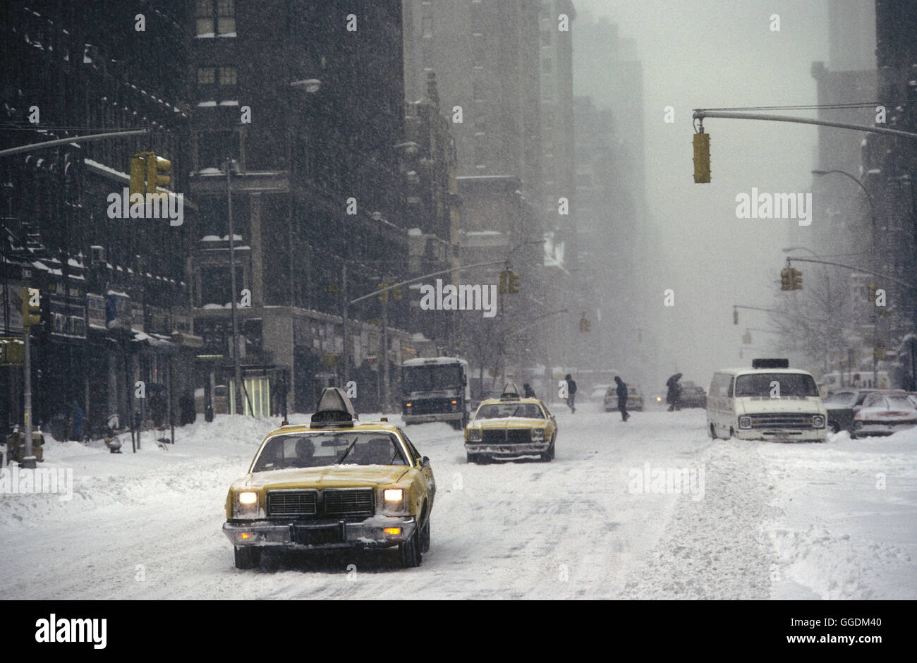 New York 1979 Schnee Schlechtes Wetter USA Manhattan 1970s. Starker Schneefall, gelbe Taxis fahren durch schneebedeckte Straßen HOMER SYKES Stockfoto