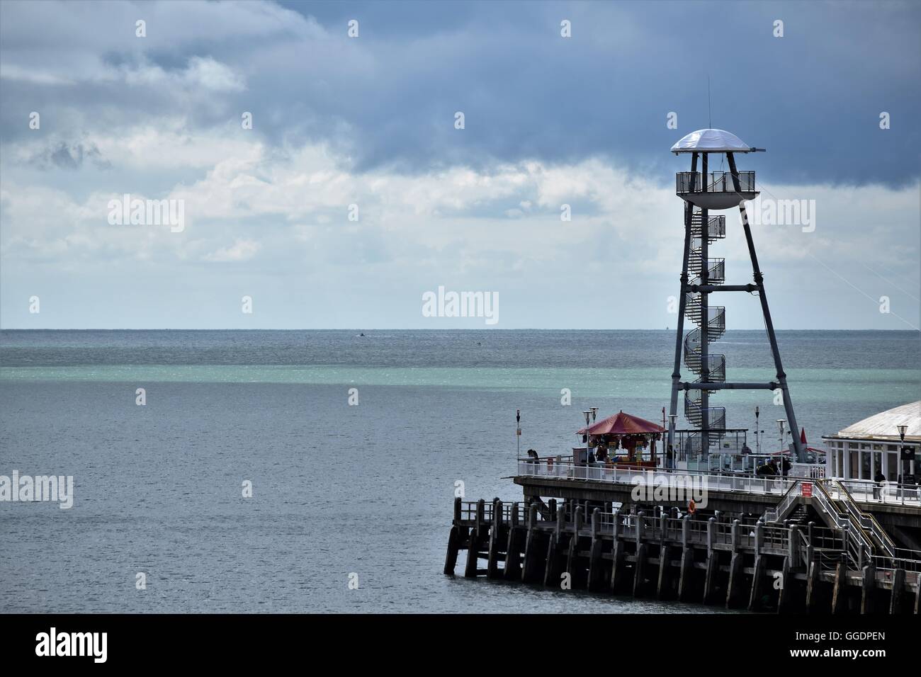 Bournemouth Pier und Blick aufs Meer in Bournemouth, Großbritannien Stockfoto