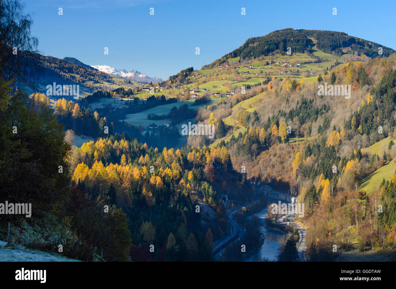 Schwarzach Im Pongau: Salzachtal mit Blick auf die hohen Tauern, Österreich, Salzburg, Pongau Stockfoto