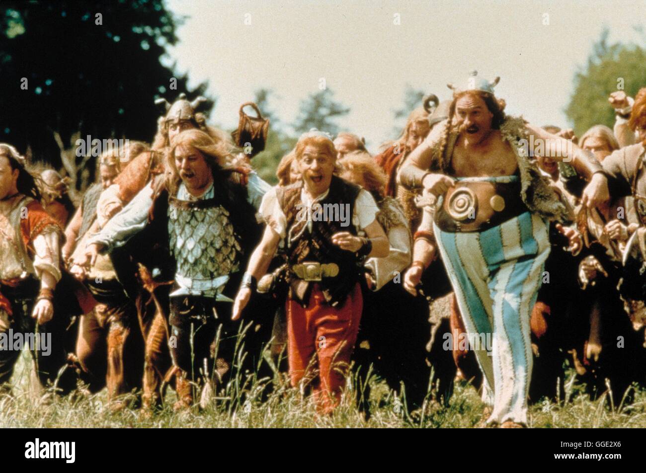 ASTERIX & OBELIX GEGEN CAESAR / Asterix et Obelix Contre Cesar Frankr./Ital./Deutschl.1998 / Claude Zidi Filmszene Mit Asterix (CHRISTIAN CLAVIER) Und Obelix (Gérard DEPARDIEU) .beim Sturm Auf die Römer. Regie: Claude Zidi aka. Asterix et Obelix Contre Cesar Stockfoto