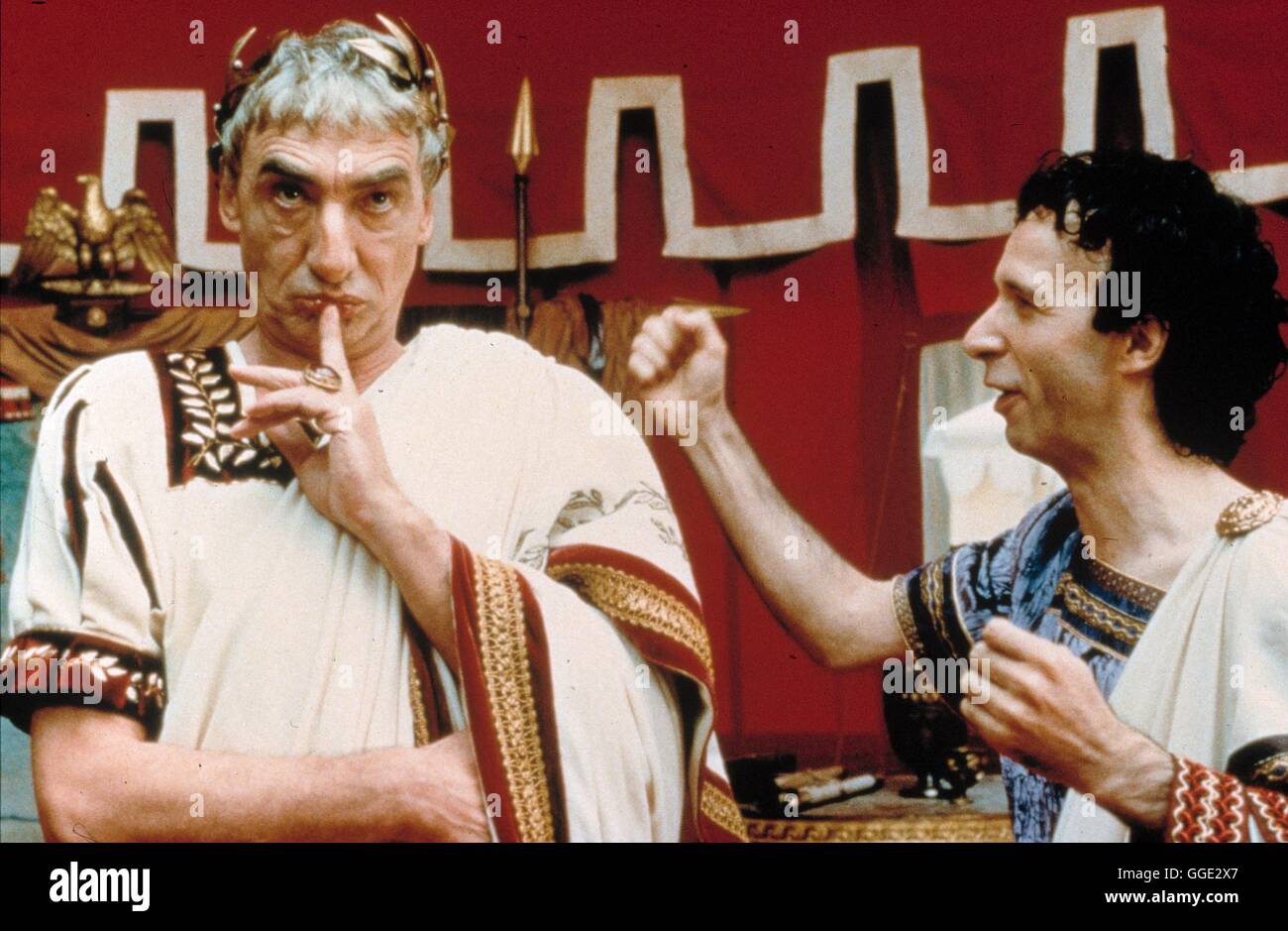 ASTERIX & OBELIX GEGEN CAESAR / Asterix et Obelix Contre Cesar Frankr./Ital./Deutschl.1998 / Claude Zidi Caesar (GOTTFRIED JOHN) Und der Fröhliche Destructivus (ROBERTO BENIGNI). Regie: Claude Zidi aka. Asterix et Obelix Contre Cesar Stockfoto
