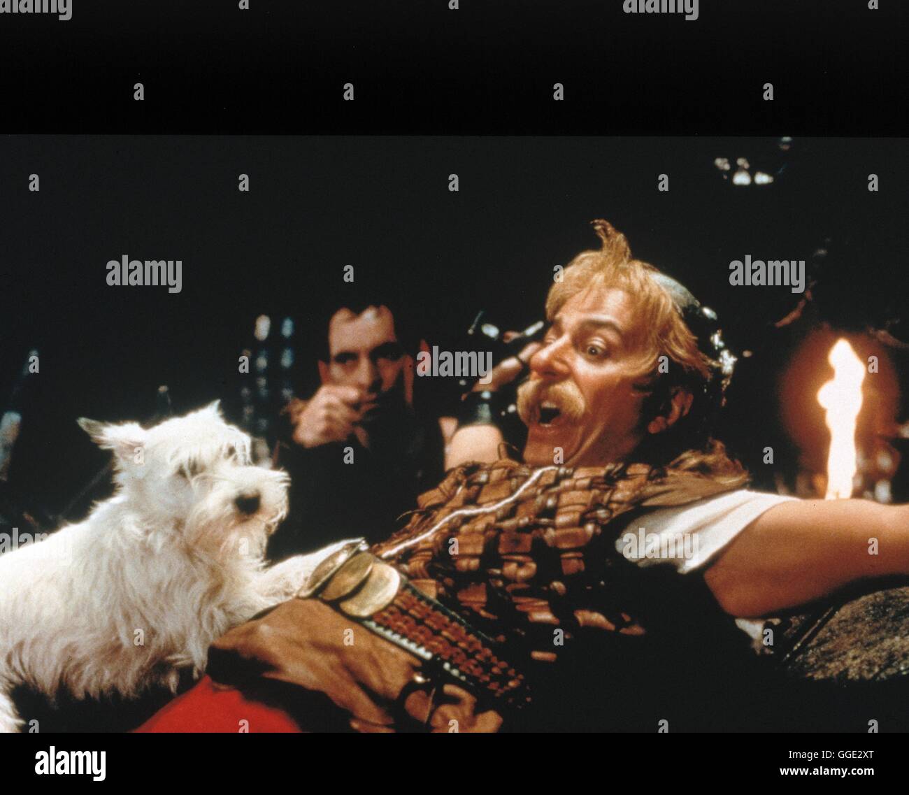 ASTERIX & OBELIX GEGEN CAESAR / Asterix et Obelix Contre Cesar Frankr./Ital./Deutschl.1998 / Claude Zidi Bild: Der Kleine "Idefix" Und Asterix (CHRISTIAN CLAVIER). Regie: Claude Zidi aka. Asterix et Obelix Contre Cesar Stockfoto