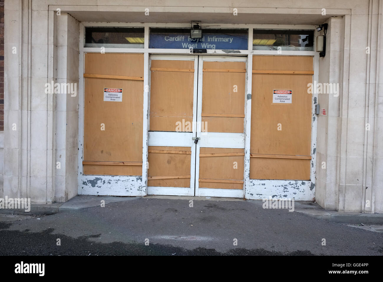 Krankenhaus nicht mehr und vorderen Türen von einem alten NHS Krankenhaus geschlossen und mit Brettern vernagelt in Cardiff, August 2016 Stockfoto