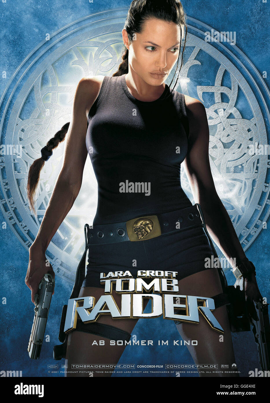 LARA CROFT - TOMB RAIDER / Lara Croft - Tomb Raider USA 2000 / Simon West sterben Archäologin Lara Croft (ANGELINA JOLIE) Wird Duch Ein Ungewohntes Ticken Wach. Sie Entdeckt in Ihrer Villa Eine Geheimnisvolle Uhr. Sie Entdeckt, Daß Die Uhr der Schlüssel Zu Dem Allsehenden Auge, Einem Relikt aus Grauer Vorzeit, ist. Füttere Sie Dabei ist, Das Rätsel Zu Lösen, Heften Sich Zwielichtige Gestalten an Ihre Fersen. So Auch der Rechtsanwalt Powell Und der Schatzjäger Alex Marss. Wer Immer Im Besitz des Allsehenden Auges ist, Erhält Macht Über Die Zeit Und Damit Über konzentrierte, Gegenwart und Stockfoto