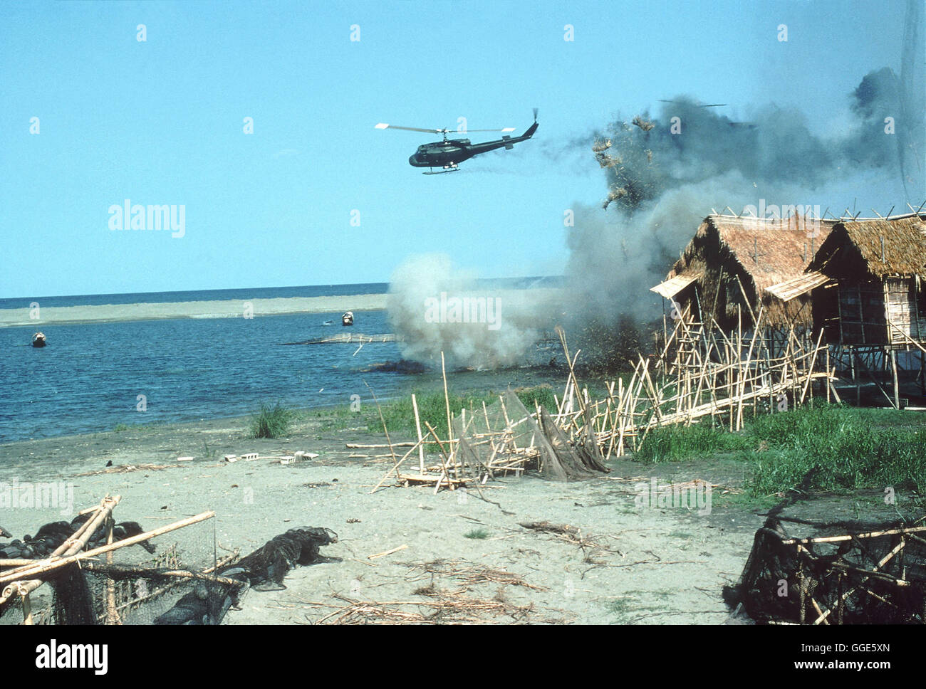 APOCALYPSE NOW REDUX / Apokalypse jetzt Redux USA 2001 / Francis Ford Coppola "Apocalypse Now" 1979 Erlebte Seine Uraufführung in Cannes Und Maach sterben Goldene Palme. Francis Ford Coppola wegdrücken Mehr als Vier Jahre Mit der Konzeption Und der Fertigstellung des Films ausgehalten. Nonne, 22 Jahre Später ist der Minibuchserie Über Den Vietnamkrieg in Seiner Endgültigen Fassung, sterben Coppola Schon 1979 Konzipiert wegdrücken, Fertiggestellt. Die Neue, Überarbeitete Fassung weitergeleitet Zwei Sequenzen Und Viele Kleinere Einstellungen, Die Bei der Ersten Version aus Verschiedenen Gründen Weggefallen Waren... Szene. Stockfoto