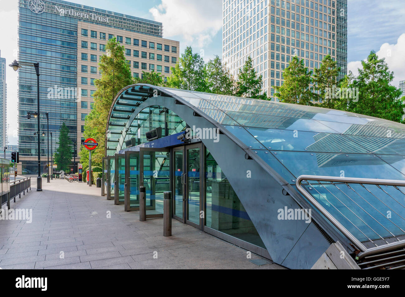 Canary Wharf u-Bahnstation Eingang an einem warmen herbstlichen Tag Stockfoto