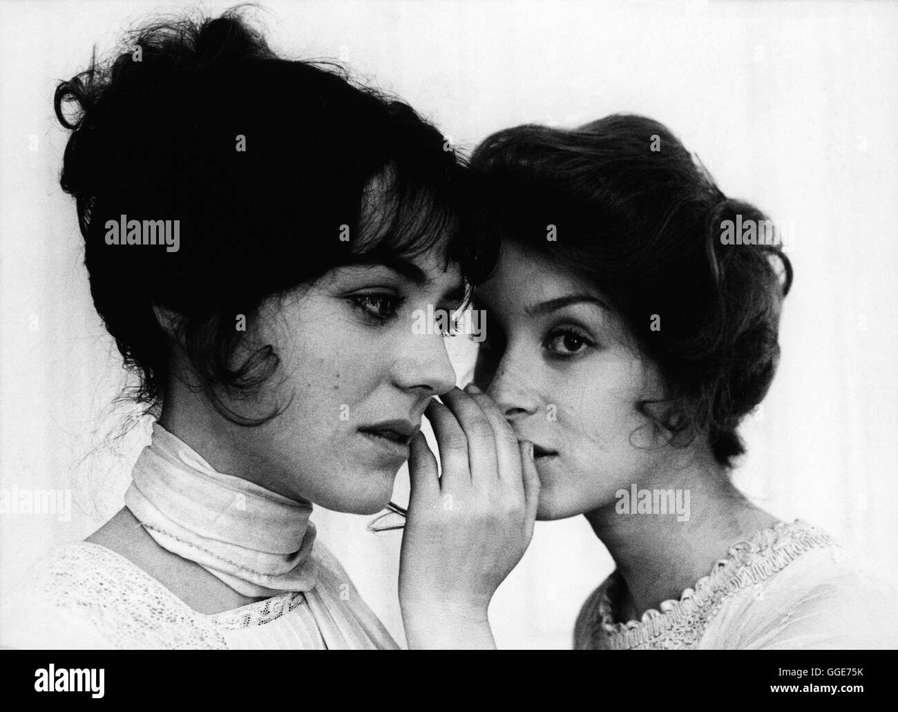 ZWEI MÄDCHEN AUS WALES UND sterben LIEBE ZUM KONTINENT / Les Deux Anglaises (et le Kontinent) Frankreich 1971 / Francois Truffaut Filmszene Mit KIKA MARKHAM (Anne Brown) und STACEY TENDETER (Muriel Brown)-Regie: Francois Truffaut aka. Les Deux Anglaises et le Kontinent Stockfoto