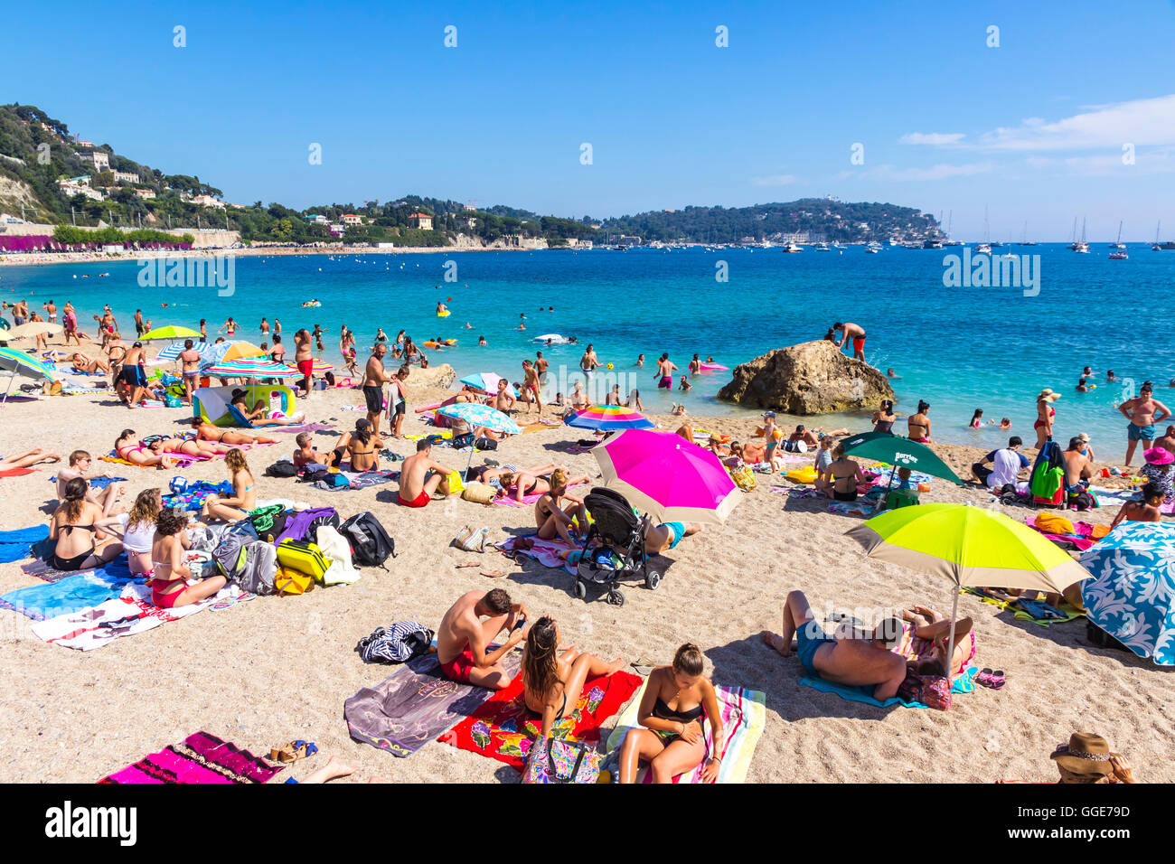 Mediterranen Sommer Strand in Villefranche-Sur-Mer, Luxus-Resort in der Nähe von Nizza, Côte d ' Azur, Frankreich Stockfoto
