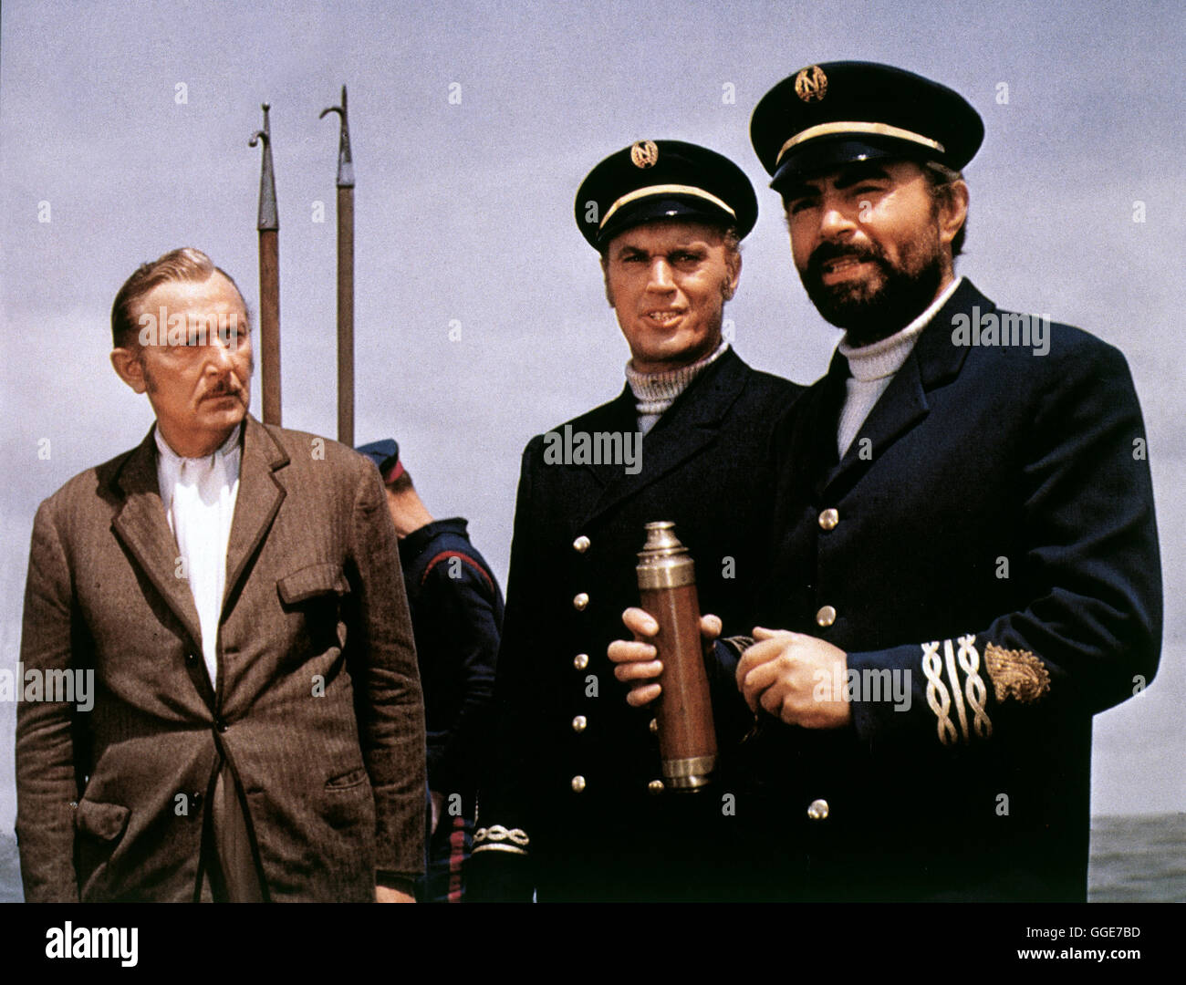 20.000 MEILEN UNTER DEM MEER / 20.000 Ligen unter dem Meer USA 1954 / Richard Fleischer Szene Mit JAMES MASON (Captain Nemo, Re.). Regie: Richard Fleischer aka. 20.000 Meilen unter dem Meer Stockfoto