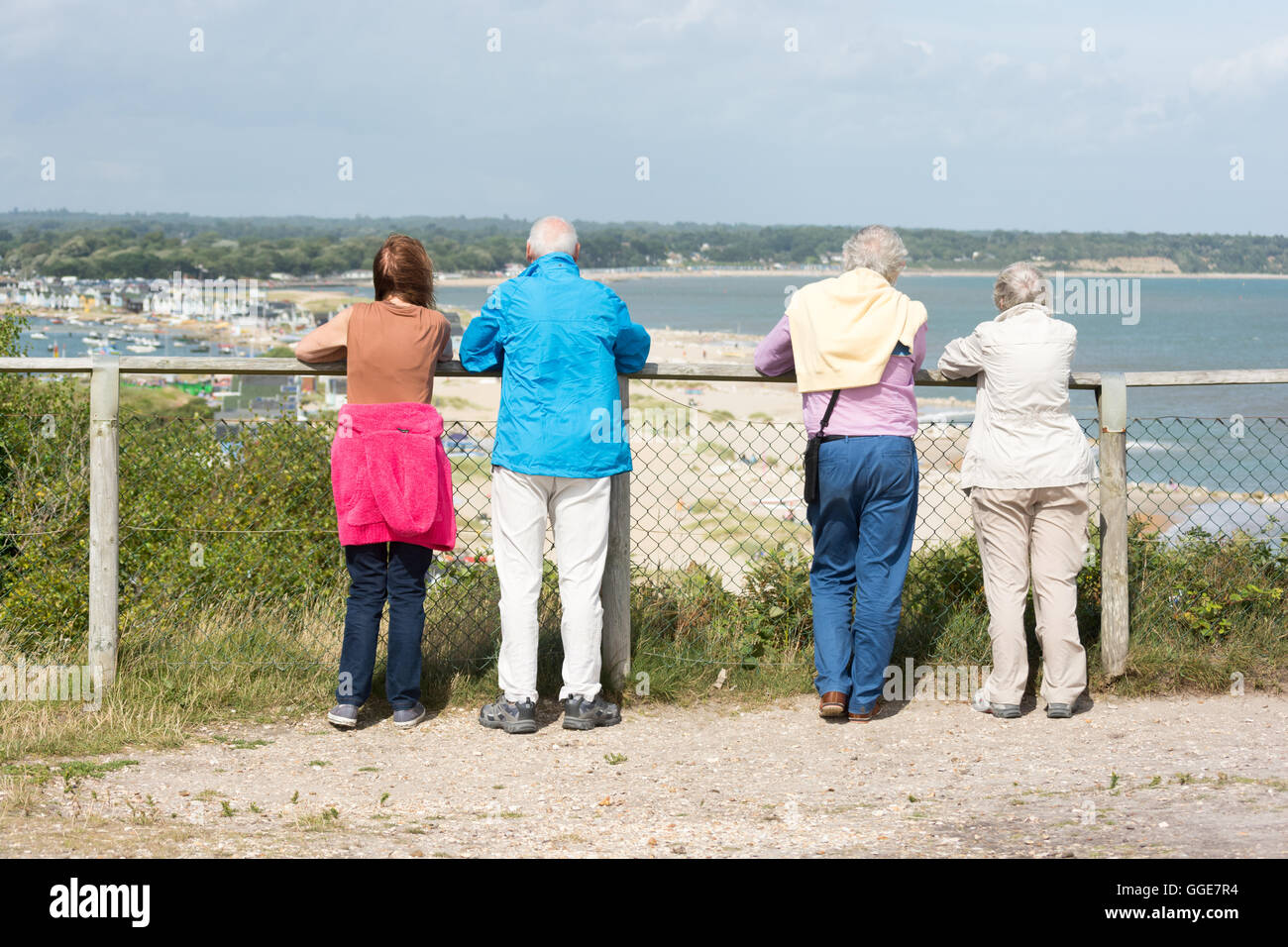 Senioren eine Pause um den Blick auf ihre Wanderung über Hengistbury Head, Christchurch, Dorset, UK. Stockfoto